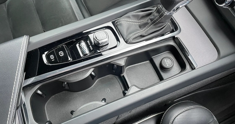 Volvo XC 60 cena 144900 przebieg: 60000, rok produkcji 2019 z Zabłudów małe 781